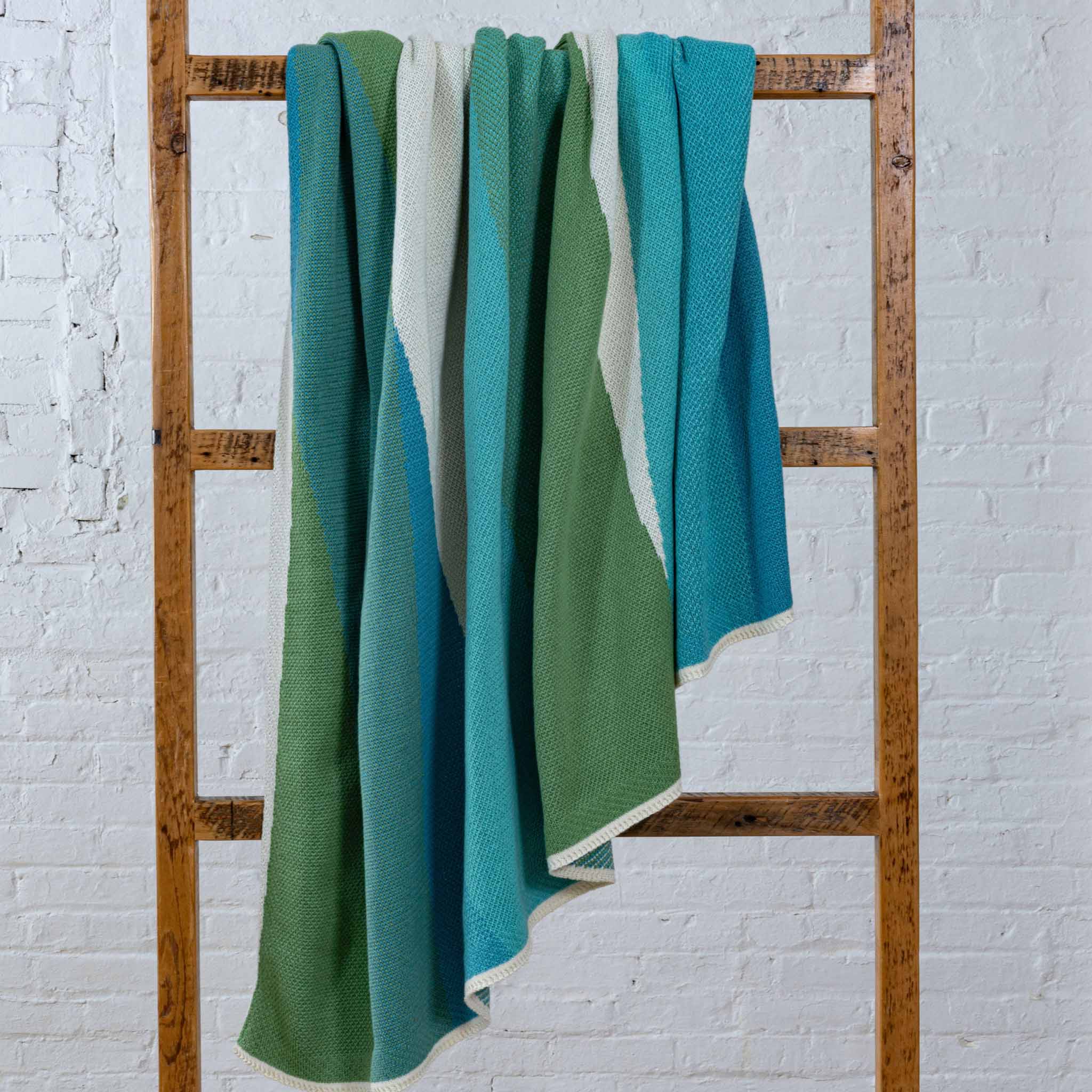 in2green Eco Throw Poly Refractions - Indoor | Outdoor Sustainable Knit Modern Throw Blanket 601570195181 POLY-REF1
