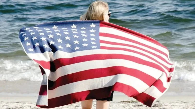 in2green-american-flag-throw-hero-mobile-800.webp